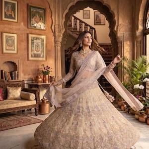 Beige Lehenga Choli påfågeldesign med Dupattaset, kodning och paljetter, indiskt brudklädesplagg