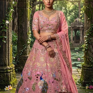 Rosa Lehenga Choli Broderat Arbete Med Påfågeldesign Indiskt Brudkläder Outfit Brudtärnekläder