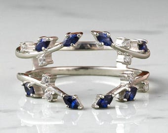 Anel realçador em prata de lei com safira azul em formato de marquise