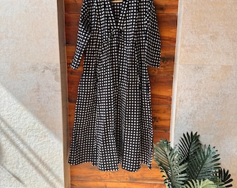 Vestido caftán de algodón a cuadros negros: estampado a mano con bloques, puños bordados a mano.