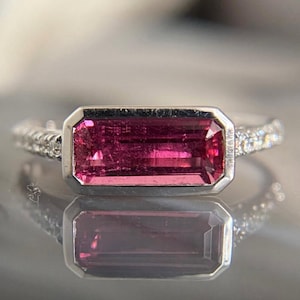 Ring met smaragd geslepen roze toermalijn, diamanten accentband, gezet ring, geboortesteen oktober