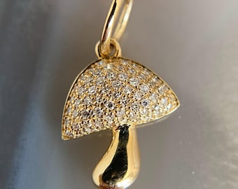 Wisiorek z grzybem w diamentowym pavé, złoty urok Fairycore Nature