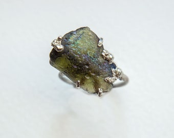 We are here - silver ring with tiny sapphire featuring irediscent Roman glass