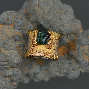 She Is Blue Green - Silberring mit Paraiba Turmalin in vergoldeter Fassung