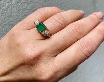 Baroness - baroque 18ct gold ring with rough emerald and diamonds