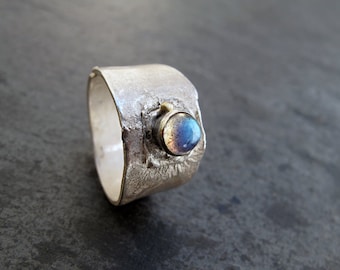 Kinds of Blue - organic silver ring with moon labradorite and gold granule