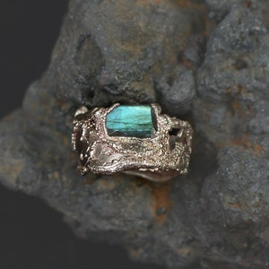 Neon Demon - crocheted silver ring with labradorite