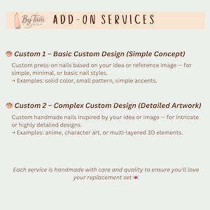 Puede incluir: Imagen con texto para servicios adicionales de uñas. Incluye Custom 1: Diseño Básico Personalizado para estilos de uñas simples y Custom 2: Diseño Complejo Personalizado para obras de arte detalladas. Se proporcionan ejemplos.