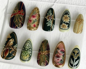 Art Nouveau Press On Nails – Handgjort set med mörkgröna blommor, eleganta guldfärgade accentnaglar, vintage botanisk design, återanvändbar nagel