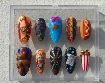 Uñas postizas de carnaval / Set de uñas 3D de palomitas y perritos calientes de feria / Uñas hechas a mano con diseños de circo / Uñas coloridas de feria