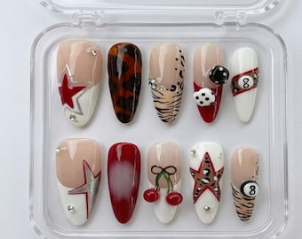 Paznokcie w stylu retro mix, paznokcie w kształcie gwiazdek wiśniowych, paznokcie z motywem zwierzęcym Y2K, paznokcie w kształcie ósemki, modne paznokcie w kształcie migdałów