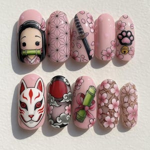 Puede incluir: Un conjunto de uñas postizas rosas con varios diseños. Los diseños incluyen un personaje de dibujos animados, patrones geométricos, una espada katana, flores de cerezo, una huella de pata, una máscara de zorro, un sol rojo, un pergamino y patrones florales.