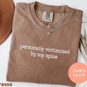 Maglietta Comfort Colors® "Personalmente vittima della mia spina dorsale", maglietta per intervento chirurgico alla schiena, maglietta divertente per scoliosi, regalo per intervento chirurgico alla schiena, maglietta per malattia cronica immagine 1