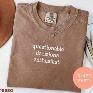 Comfort Colors® Twijfelachtige beslissingen liefhebber T-shirt, grappig sarcastisch shirt, herkenbare graphic top, quote T-shirt, vrijetijdskleding cadeau-idee