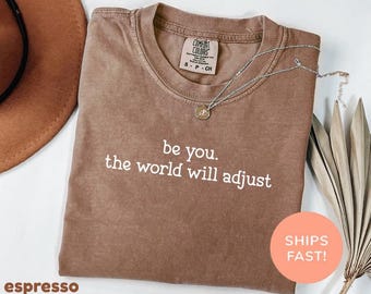 Camiseta Comfort Colors® "Sé tú, el mundo se ajustará", camiseta "Ámate a ti mismo", camiseta feminista, camiseta inspiradora, regalo para mejores amigas
