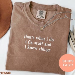 Camiseta Comfort Colors® "Eso es lo que hago: arreglo cosas y sé cosas", camiseta divertida para papá, estampado humorístico para manitas, camiseta unisex de corte relajado.