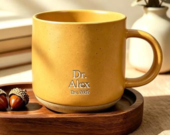 Gepersonaliseerde gegraveerde keramische koffiemok, mok met gepersonaliseerde dr.-naam, afstudeercadeau voor PhD-student, bedankje voor PhD-student