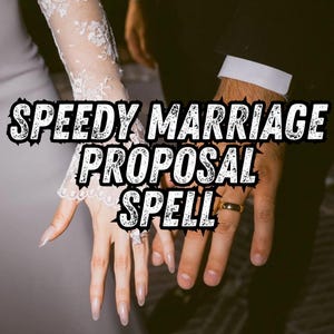 Op de afbeelding: Afbeelding met twee handen, één met een diamanten ring en de andere met een gouden trouwring, samengevoegd. De tekst "SPEEDY MARRIAGE PROPOSAL SPELL" staat in een vetgedrukte lettertype, wat wijst op liefde en toewijding.