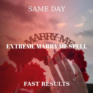 Puede incluir: Imagen con texto: "SAME DAY", "EXTREME MARRY ME SPELL" y "FAST RESULTS". Una mano con uñas largas y coloridas en primer plano, con un anillo en el dedo anular. Un letrero de "MARRY ME" en el fondo.