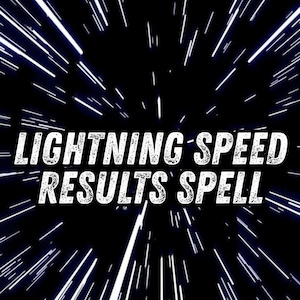Peut inclure: Image sombre avec des stries blanches rayonnantes, évoquant la vitesse. Le texte "LIGHTNING SPEED RESULTS SPELL" est affiché en blanc, avec un effet vieilli, sur un fond sombre.