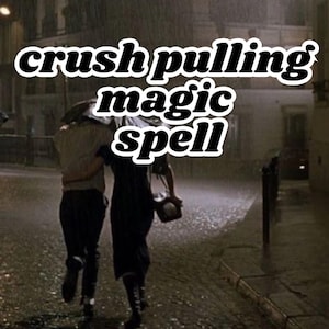 Könnte beinhalten: Eine regnerische Straßenszene mit zwei Personen, die unter einem Regenschirm gehen. Das Bild enthält den Text "crush pulling magic spell" in Weiß mit schwarzer Umrandung. Die Szene ist dunkel und atmosphärisch.