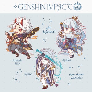 Peut inclure: Illustration de trois personnages chibi de Genshin Impact : Arataki Itto, Ayaka et Ayato. Le texte indique "gold keychains!" et "star charms available!". Fond bleu clair avec des étoiles. Logo de l'artiste en haut à droite.