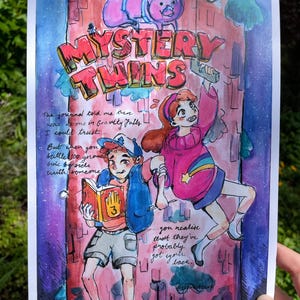 Peut inclure: Illustration à l'aquarelle des personnages de Gravity Falls, Dipper et Mabel, avec le titre "Mystery Twins". Dipper lit un livre, tandis que Mabel tient un grappin. Un cochon flotte au-dessus. Le fond est un mur texturé avec du texte.