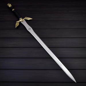 Puede incluir: Una espada de hoja plateada con empu&ntilde;adura y guarda doradas, y un mango negro. La espada tiene un emblema triangular cerca de la base de la hoja. El dise&ntilde;o se encuentra sobre un fondo de vetas de madera oscura.