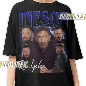 Op de afbeelding: Zwart T-shirt met een collage van afbeeldingen van een man, met de naam "INESON" in blauwe blokletters boven de afbeeldingen. De naam "Ralph" is eronder in cursief geschreven. Het woord "OLDLINES" is geel gedrukt.