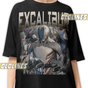 Peut inclure: T-shirt noir avec un graphisme de trois personnages en armure futuriste et tenant des armes. Le mot "EXCALIBUR" est imprimé en haut dans une police vieillie. Le t-shirt porte le logo "OLDLINES".