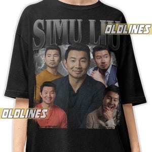 以下が含まれることがあります： シム・リウの画像をコラージュした黒いTシャツで、名前は「SIMU LIU」と古びたフォントで書かれています。 ヴィンテージ感のあるデザインで、側面には「OLDLINES」の文字がプリントされています。
