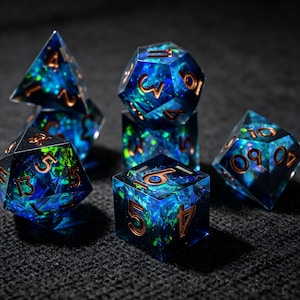 Könnte beinhalten: Ein Set aus polyedrischen Würfeln mit einer durchscheinenden, tiefblauen Harzbasis und eingebetteten irisierenden grünen und blauen Folienflocken. Jeder Würfel hat gravierte Zahlen mit kupferfarbener Füllung, darunter W20, W12, W10, W8, W6 und W4.