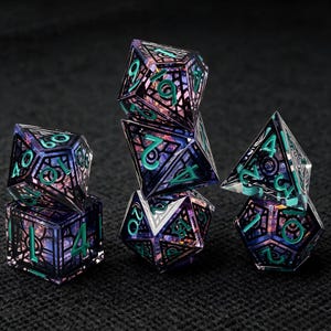 Peut inclure: Un ensemble de sept dés polyédriques dotés d'une structure squelettique violet foncé et noire avec des découpes géométriques complexes. L'intérieur de chaque dé présente un cœur translucide irisé violet et bleu, avec des chiffres en relief bleu sarcelle.