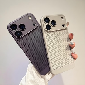 Puede incluir: Se muestran dos fundas para teléfono, una morada oscura y otra beige claro. Ambas fundas tienen un diseño perforado en la mitad inferior y una sección superior sólida con recortes para la cámara. Las fundas se sostienen sobre un fondo neutro.