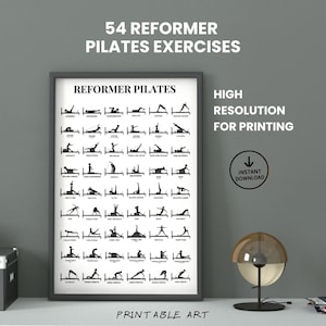 Può includere: Una stampa incorniciata con 54 esercizi di Pilates Reformer in bianco e nero. La stampa include il testo "54 Esercizi di Pilates Reformer", "Pilates Reformer", "Alta Risoluzione Per la Stampa" e "Arte Stampabile". È presente anche un'icona "Download Istantaneo".