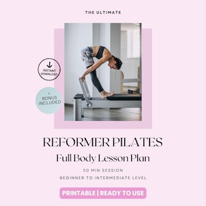 Könnte beinhalten: Eine rosa-weiße Grafik, die einen Reformer-Pilates-Ganzkörper-Lektionsplan bewirbt. Das Bild zeigt eine Person, die eine Übung an einem Pilates-Gerät ausführt. Der Text enthält "Sofortiger Download", "Bonus enthalten" und "Druckbar | Sofort einsatzbereit."
