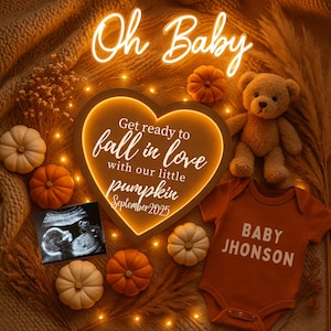 Pode incluir: Anúncio de gravidez com um letreiro em forma de coração que diz "Oh Baby" e "Get ready to fall in love with our little pumpkin September 2025." Inclui um body de bebê, imagem de ultrassom, abóboras e um ursinho de pelúcia.