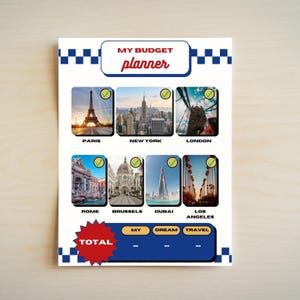 Op de afbeelding: Een witte reisbudgetplanner met een blauw-witte geblokte rand. De planner toont afbeeldingen van beroemde bezienswaardigheden zoals de Eiffeltoren en het Empire State Building. Tekst bevat "MY BUDGET planner" en stadsnamen.