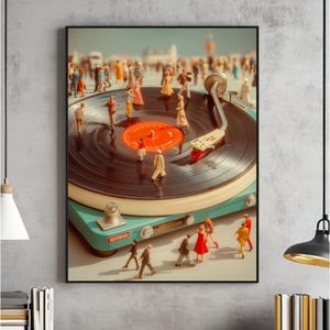 以下が含まれることがあります： ヴィンテージのレコードプレーヤーと、レコードの上で踊るミニチュアフィギュアが描かれた額入りのアートプリント。 レコードプレーヤーはティール色で、黒いレコードとオレンジ色の中心部があります。 フィギュアは様々な色で着飾っています。