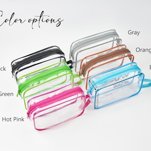 Puede incluir: Una colecci&oacute;n de estuches rectangulares de pl&aacute;stico transparente con cremalleras y bordes de colores en negro, gris, naranja, azul, verde y rosa intenso. El texto Color options es visible. Un estuche muestra medidas de 20cm por 15,5cm por 7,5cm.