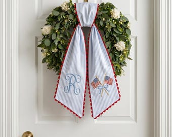 Fascia decorativa in seersucker per il 4 luglio – Monogramma ricamato, bandiere americane, decorazione patriottica per la porta