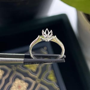 Semi-gemonteerde verlovingsring lotusbloem, 14K geelgouden verborgen diamanten kiekeboering, ring met bloemenbloemblaadje voor ronde diamant,