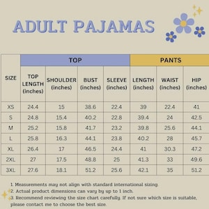 Puede incluir: Una tabla de tallas para pijamas de adulto, con medidas en pulgadas para la parte superior y los pantalones. La tabla incluye tallas XS a 3XL, detallando la longitud de la parte superior, hombro, busto, manga, largo, cintura y cadera.