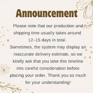 Puede incluir: Anuncio de color crema con la palabra "Announcement" en fuente marr&oacute;n oscuro. El texto informa a los clientes sobre los tiempos de producci&oacute;n y env&iacute;o, y solicita comprensi&oacute;n con respecto a las estimaciones de entrega.