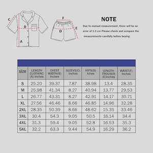 Puede incluir: Diagrama de un conjunto de pijama con medidas en pulgadas. El conjunto incluye una camisa abotonada de manga corta y pantalones cortos. Una tabla de tallas detalla la longitud de la ropa, el ancho del pecho, la longitud de la manga, las caderas, la longitud del pantal&oacute;n y la cintura.