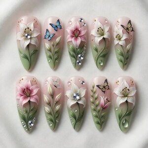 Elegantes uñas postizas florales 3D con diseño de lirio, mariposas y gotas de rocío en rosa y verde, personalizadas y reutilizables, para novias.