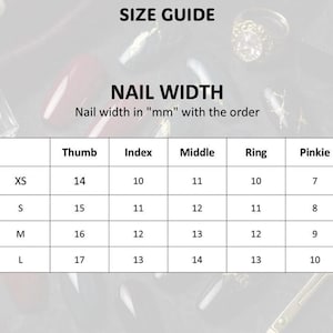 Op de afbeelding: Een maattabel voor nagelbreedtes, metingen in millimeters. De gids bevat maten XS, S, M en L, met details over de breedtes van duim, wijsvinger, middelvinger, ringvinger en pink. De tekst "SIZE GUIDE" en "NAIL WIDTH" staan bovenaan.