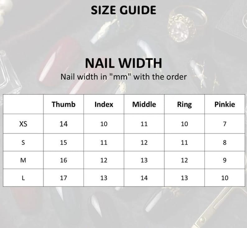 Op de afbeelding: Een maattabel voor nagelbreedtes, metingen in millimeters. De gids bevat maten XS, S, M en L, met details over de breedtes van duim, wijsvinger, middelvinger, ringvinger en pink. De tekst "SIZE GUIDE" en "NAIL WIDTH" staan bovenaan.