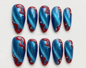 Uñas postizas cromadas en azul y rojo, diseño de ojo de gato metálico con diseño abstracto de llamas en espiral, uñas brillantes hechas a mano.