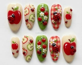 Unghie finte 3D con mela rossa e coccinella, graziose unghie finte da picnic con motivo a quadretti a quadretti, nail art estiva con frutta e mandorle Cottagecore, primavera